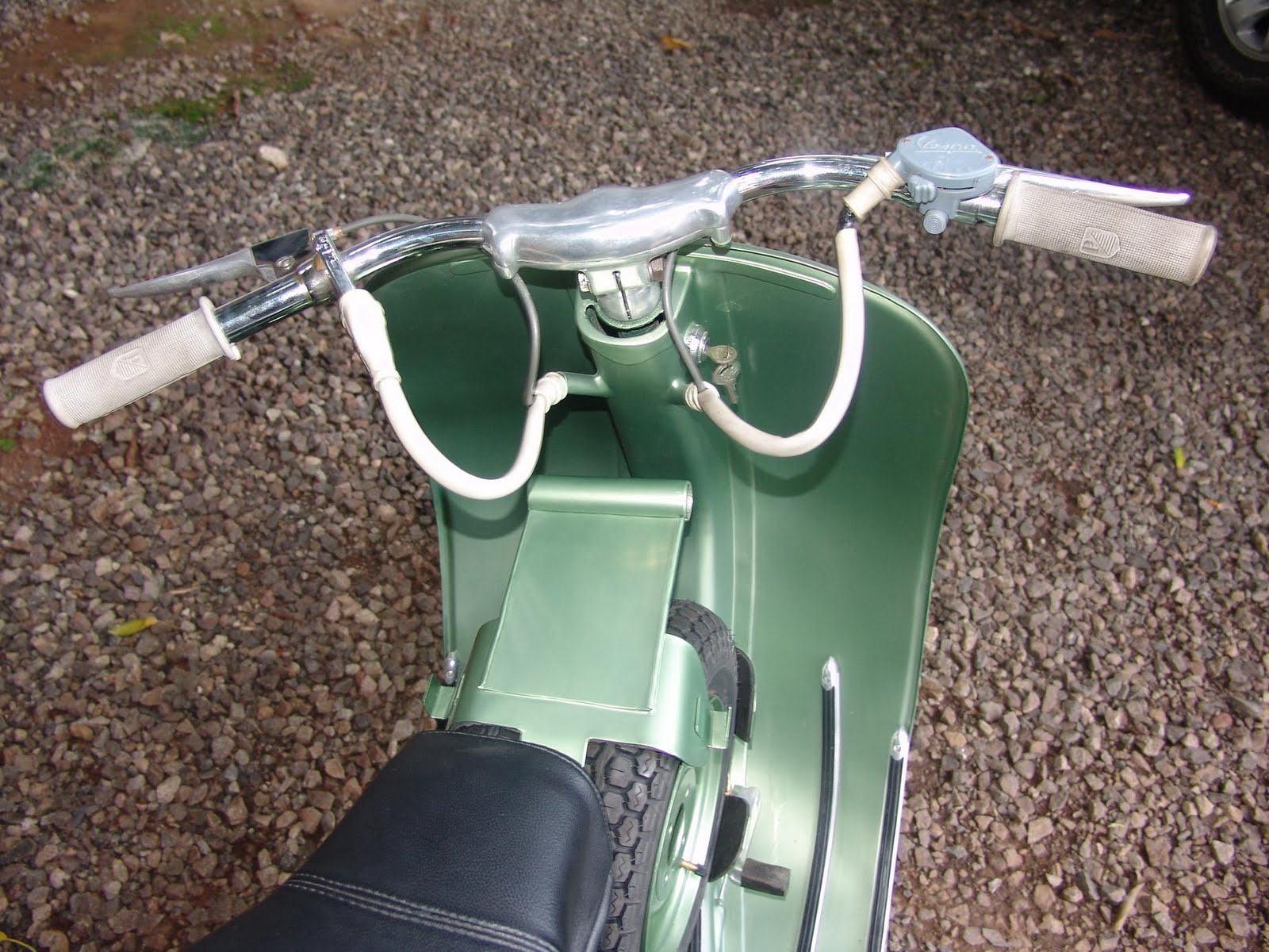 Vespa Sei Giorni 150 – spare wheel on leg shield